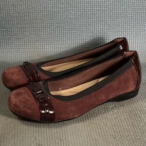 Clarks Collection Soft Cushion Women's Suede Burgundy Slip-On Shoes Sz 7.5 Wide